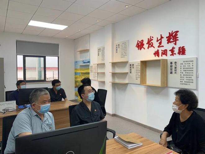 退休不褪色，銀發映法徽——啟東法院“銀法先鋒”開展法律志愿服務